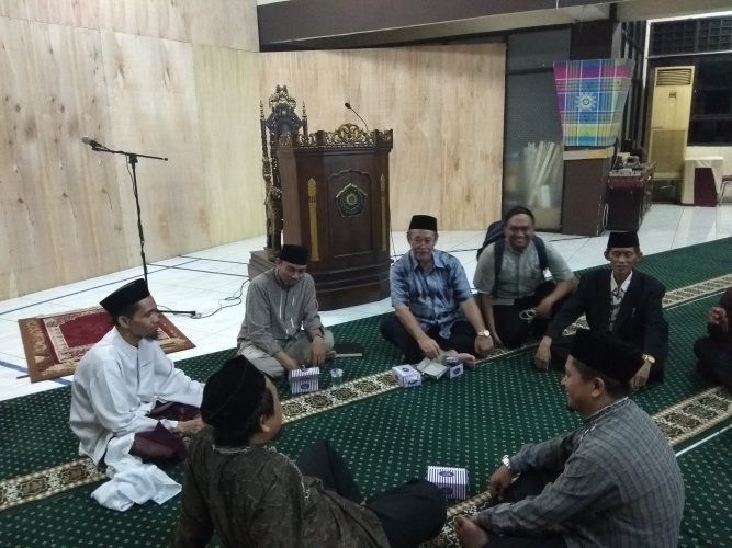 [Foto] Seusai Salat Khusuf, Ketua Muhammadiyah Sulsel Bercengkrama dengan Jemaah