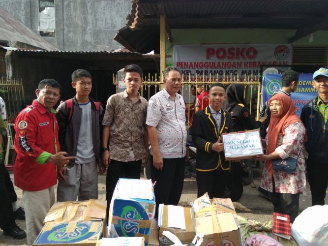 Saling Membantu, Pengurus OSIS SMK 1 Makassar Bantu Korban Kebakaran