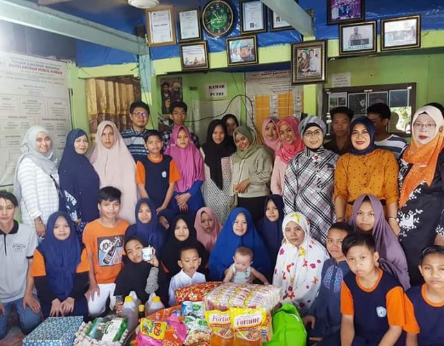 Mahasiswa S2 Fakultas Ilmu Budaya Unhas Bakti Sosial di Panti Asuhan