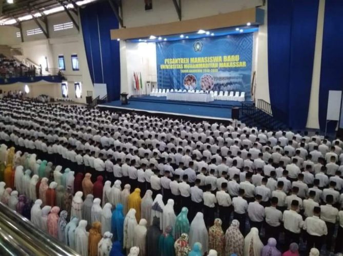 Unismuh Makassar Catat Rekor, 4.000 Maba Shalat Berjamaah di Balai Sidang Muktamar