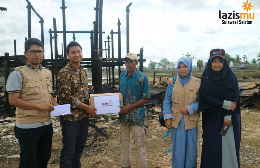 Lazismu Sulsel Bantu Korban Kebakaran di Desa Bontopuru Maros