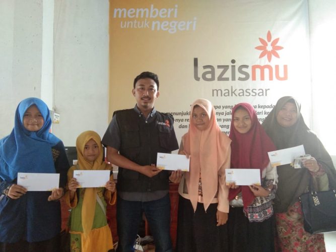 Lazismu Makassar Serahkan Insentif ke 60 Guru Mengaji