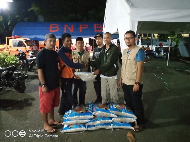 Lazismu dan IKA IPM Wajo Bantu Beras Bagi Korban Banjir