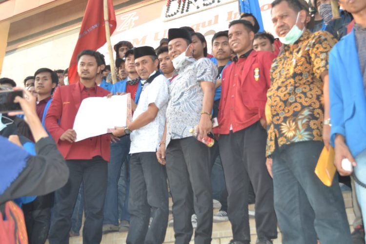 Massa Aliansi Mahasiswa Unismuh Seruduk DPRD Sulsel