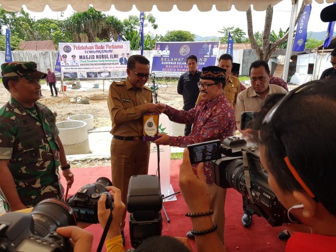 Hadir di UM Palopo, Gubernur Sulsel Bantu Pembangunan Masjid Satu Miliar