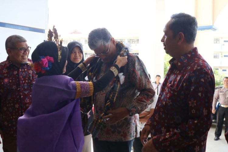 Disambut dengan Tari Paddupa di Unismuh, Dubes India Merasa Terkesan