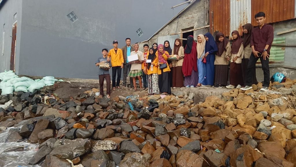 PR IPM Salaka dan MTS M Ballo Bantu Korban Abrasi Pantai Galesong