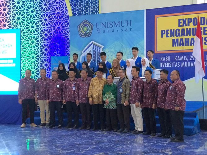 Expo Unismuh Makassar Beri Penghargaan 61 Mahasiswa Berprestasi