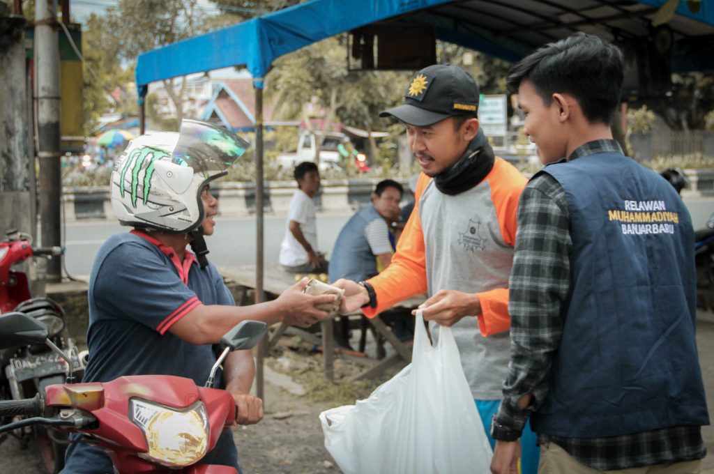 Prihatin Terhadap Pekerja Sektor Informal, MCCC Banjarbaru Gelar Pembagian Nasi Bungkus