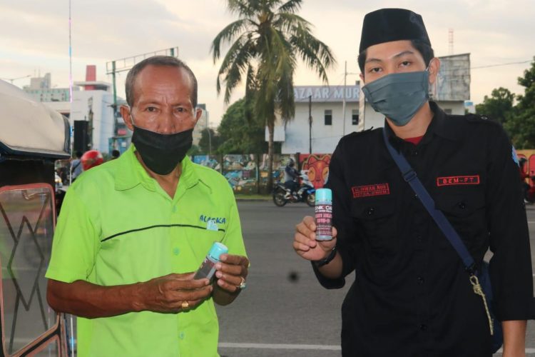 BEM FT Unismuh Berbagi Masker dan Handsanitizer