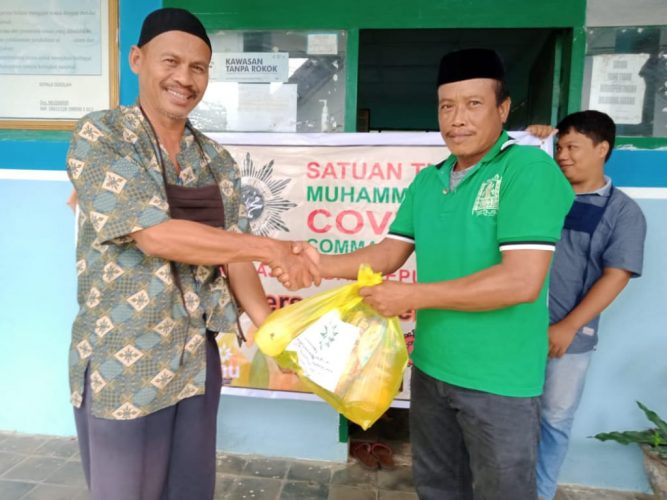 Jelang Ramadan, Satgas MCCC Pangkep Aksi Berbagi Paket Sembako ke Masyarakat