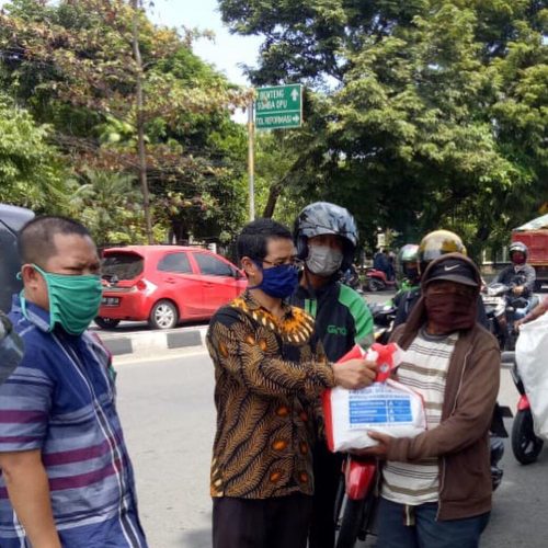 Dukung PSBB, FISIP Unismuh Serahkan Bantuan Untuk Masyarakat Terdampak