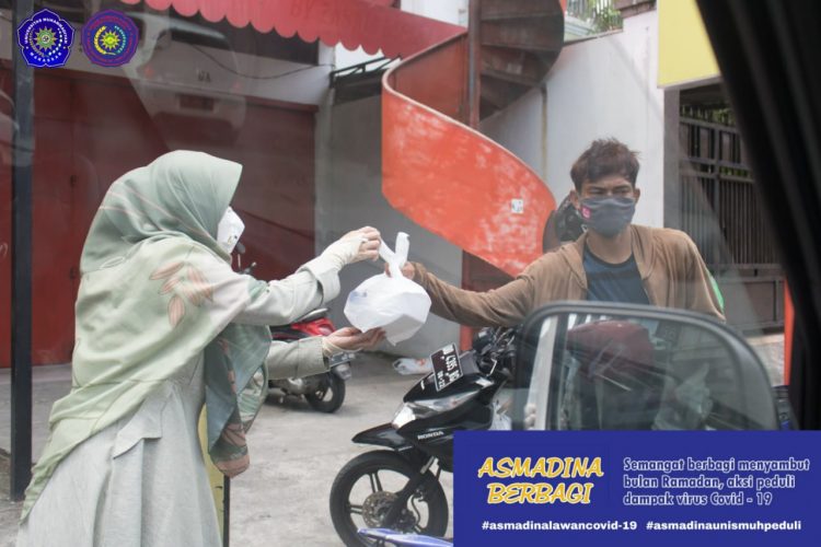 Asmadina Unismuh Bagi Ratusan Nasi Bungkus pada Warga Terdampak Covid-19