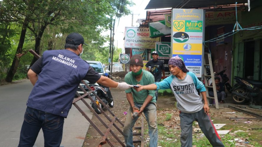 MCCC Sulsel Berbagi Masker kepada Masyarakat dan Pekerja Informal