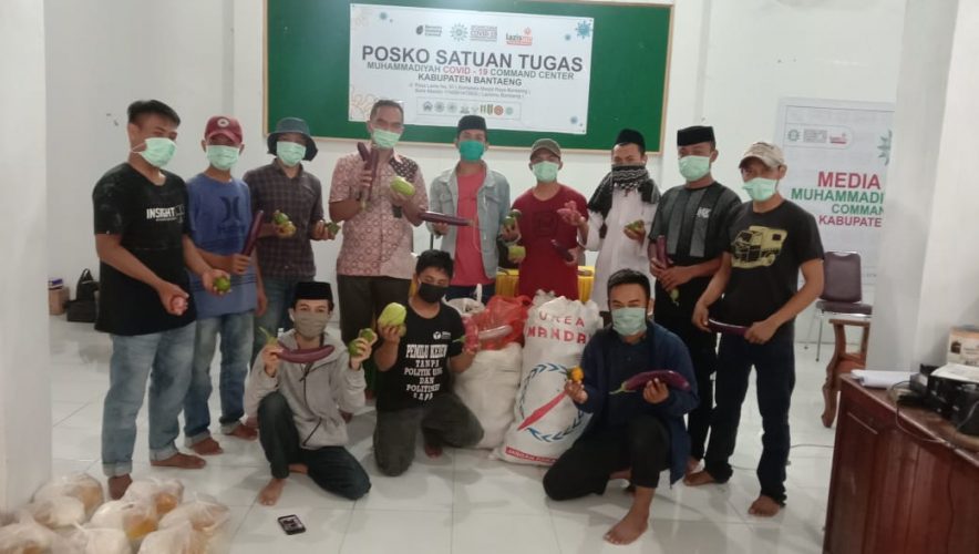 Forum Pemuda Tani Desa Kayu Loe Salurkan Bantuan Sayuran Melalui MCCC Bantaeng