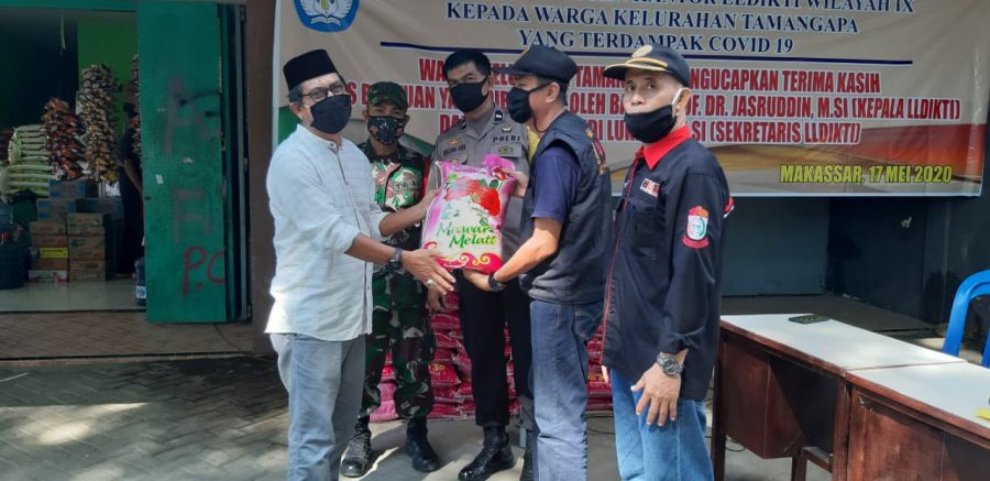 Sekretaris LLDIKTI IX Andi Lukman Serahkan Paket Ramadhan Terdampak Covid-19 di Tamangapa Makassar