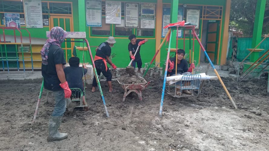 Pasca Banjir Bandang, MDMC Luwu Utara Kerja Bakti Bersihkan TK Aisyiyah