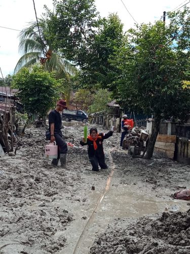 Inilah Aksi MDMC Luwu Raya di Perkampungan Dengan Lumpur Setinggi Perut Orang Dewasa