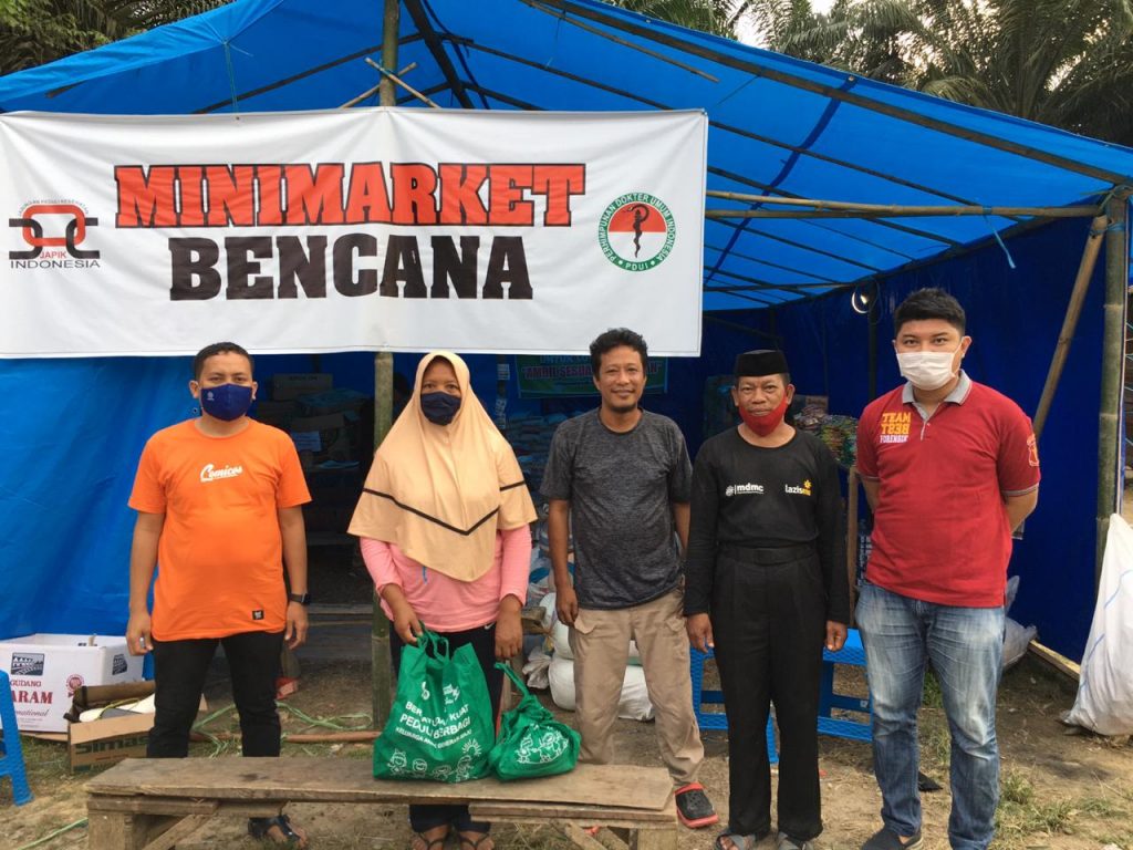 Minimarket Gratis di Tengah Pengungsi Bencana