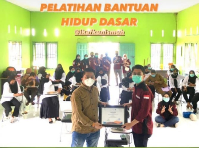 Gandeng Ikatan Keluarga Alumni, BEM FK Unismuh Makassar Gelar Pelatihan Bantuan Hidup Dasar ke Masyarakat