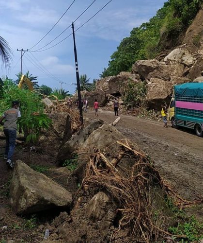 Rombongan Tim Peduli Gempa Sulbar FKIP Unismuh Terhambat Longsor