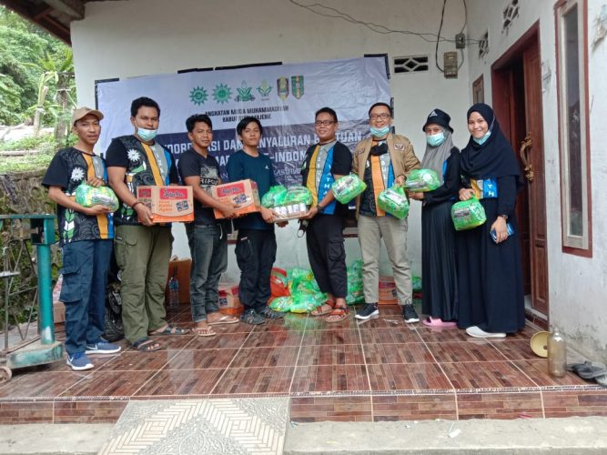 Gandeng HW dan IPM, SMP Muhammadiyah Parepare Salurkan Bantuan ke Majene