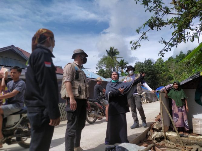 FKIP Unismuh Salurkan Bantuan dan Sapa Penyintas Gempa di Ulumanda – Majene