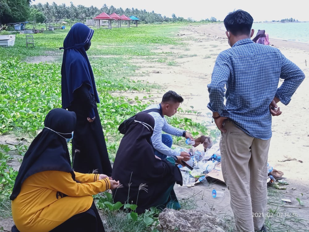 Menjaga Kelestarian Ekologi, IPM Tellulimpoe Gelar Baksos di Pantai Bulokkong