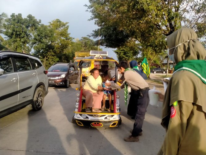 Bebagi Takjil ke Masyarakat, HW Sibatua Gandeng Lazismu Pangkep