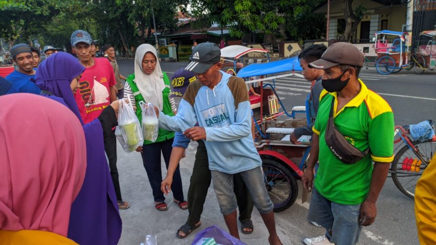 PD IPM Bantaeng Berbagi Takjil ke Tukang Becak