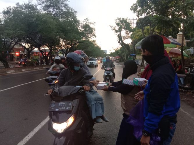 Tebar Manfaat di Malam ke-25 Ramadan, Lazismu Ajak KRM Sulsel Berbagi Takjil