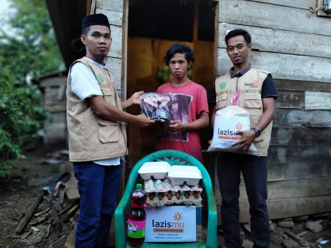 Lazismu Bantaeng Salurkan Kado Ramadan Buat Adik Rudi Anak Yatim Piatu