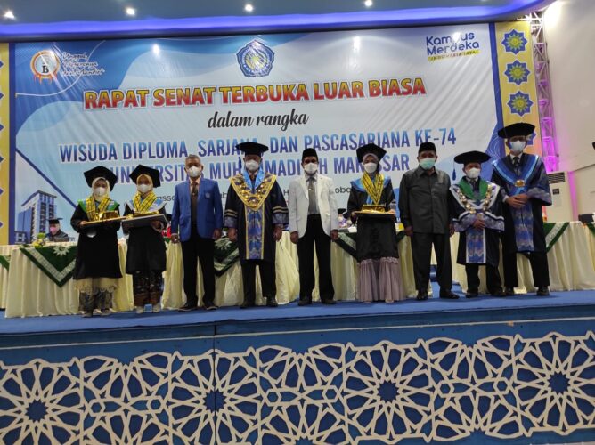 Wisuda ke-74 Unismuh Makassar, Wisudawan Diminta Senantiasa Doakan Orang Tua