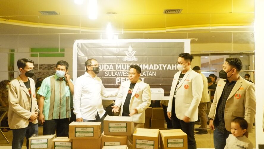 Peduli Masyarakat Terdampak Pandemi, Pemuda Muhammadiyah Sulawesi Selatan Kembali Berbagi Paket Sembako