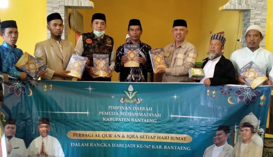 Membangun Peradaban Islam, Pemuda Muhammadiyah Bantaeng Membagikan Al-Qur’an