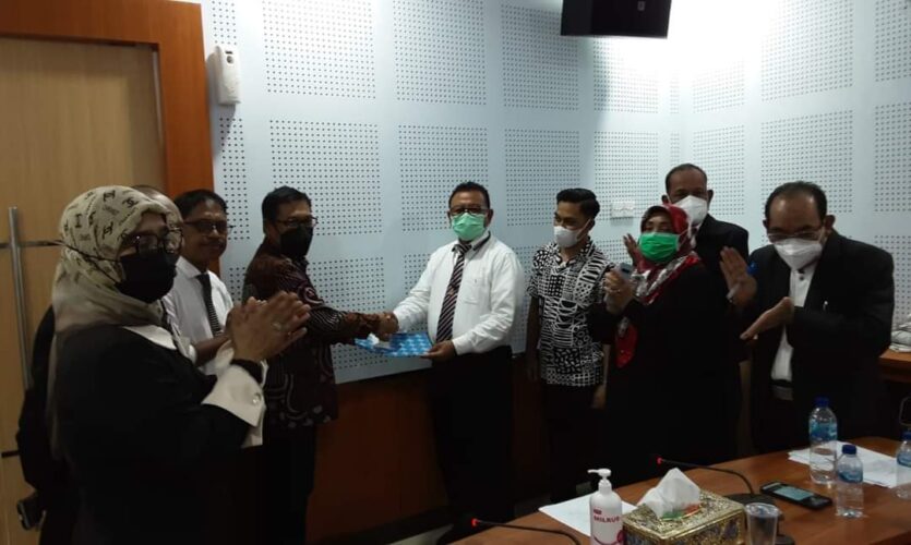 Rektor UM Sidrap Prof Dr Jamaluddin Terima SK Guru Besar dari Kepala LLDIKTI IX Sultan Batara