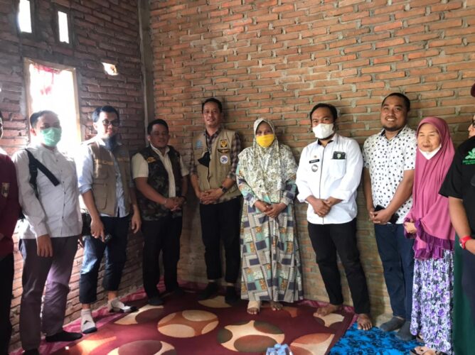 Cek Kondisi Ibunda Mahasiswi Kuli Angkut Semen, Tiga Fakultas Unismuh Terjunkan Tim ke Pinrang