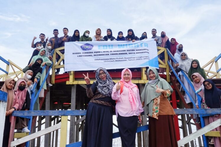 Mahasiswa Pendidikan Sosiologi Unismuh Belajar Konservasi Lingkungan di Hutan Mangrove Lantebung