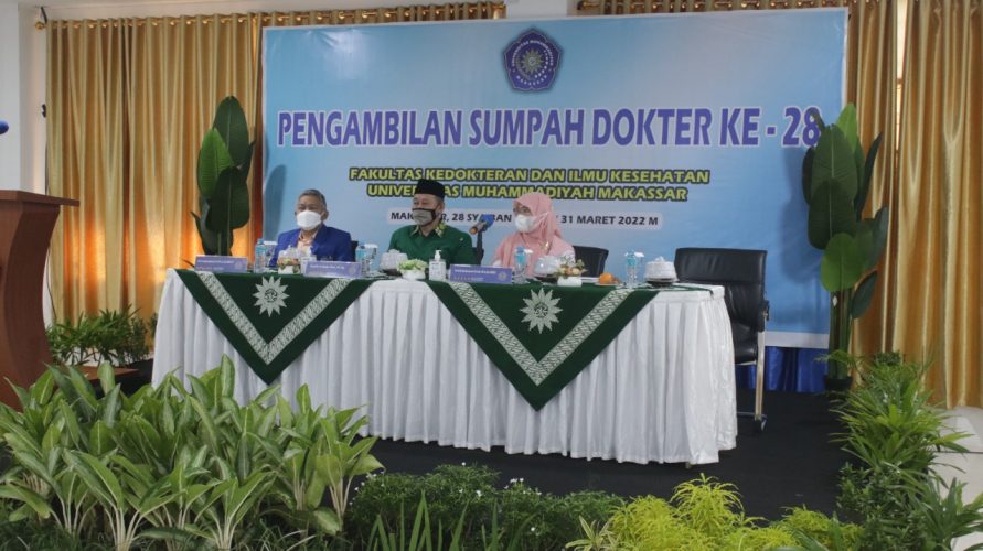 Dihadapan Rektor Unismuh, Dekan FKIK Lakukan Penyumpahan Lulusan Kedokteran