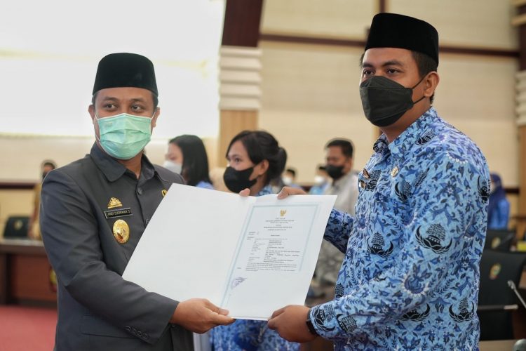 Serahkan SK PNS 2019, Plt Gubernur Ingatkan Integritas hingga Berbakti Kepada Orang Tua.
