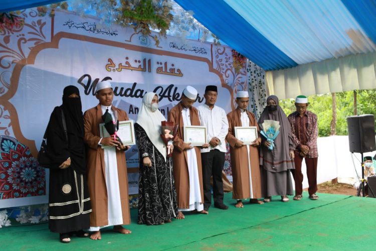 Wisuda Akbar Pertama Ponpes Tahfidz Sayyidina Ubay Bin Ka’ab, Ketua Yayasan Waqafkan Tanah untuk Pembangunan