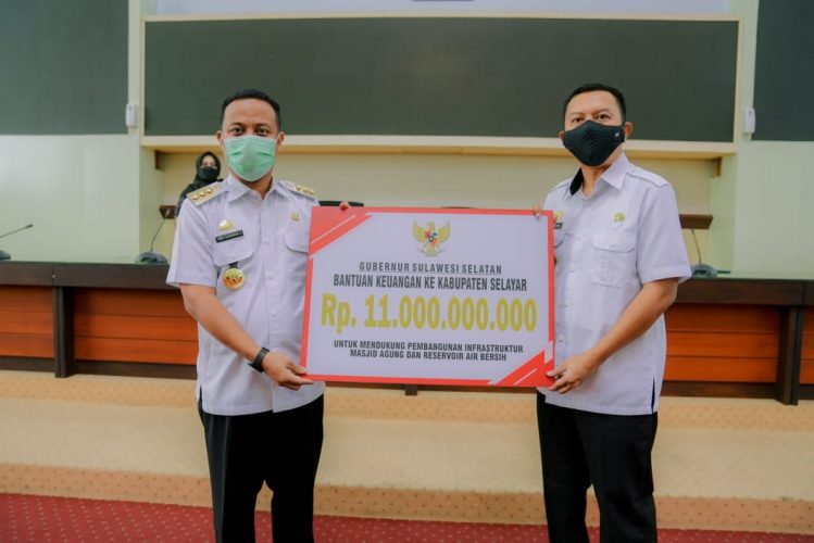 Bantuan Keuangan Gubernur Sulsel Rp 11 Miliar Untuk Pembangunan Masjid Agung dan Resevoir Air Minum Selayar