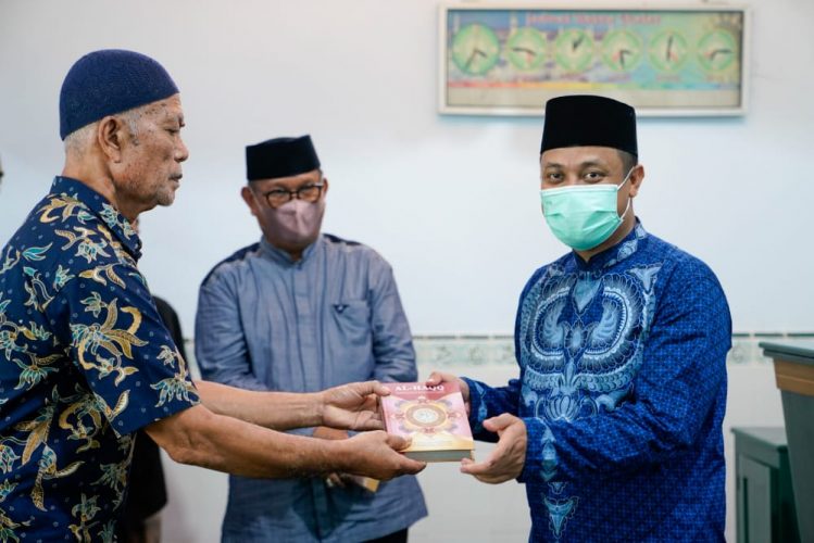 Di Soppeng, Andi Sudirman Serahkan Wakaf Al-Quran dan Hibah Sarana Masjid