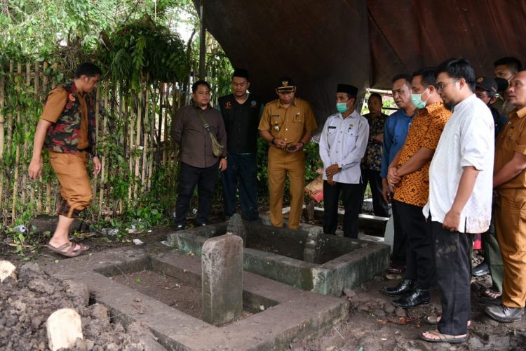 Ucapkan Belasungkawa, Gubernur Sulsel Berziarah ke Makam Istri KH Djamaluddin Amien