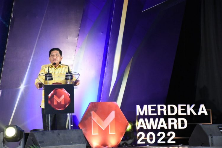 Tingkatkan UMKM di Sulsel, Gubernur Andi Sudirman dapat Penghargaan “Merdeka Award”