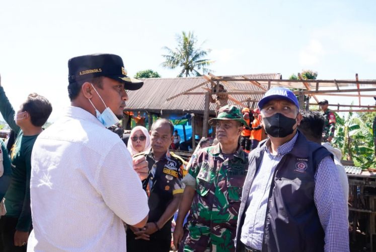 Tinjau Korban Angin Puting Beliung di Maros, Andi Sudirman Beri Dukungan Pemulihan Kondisi