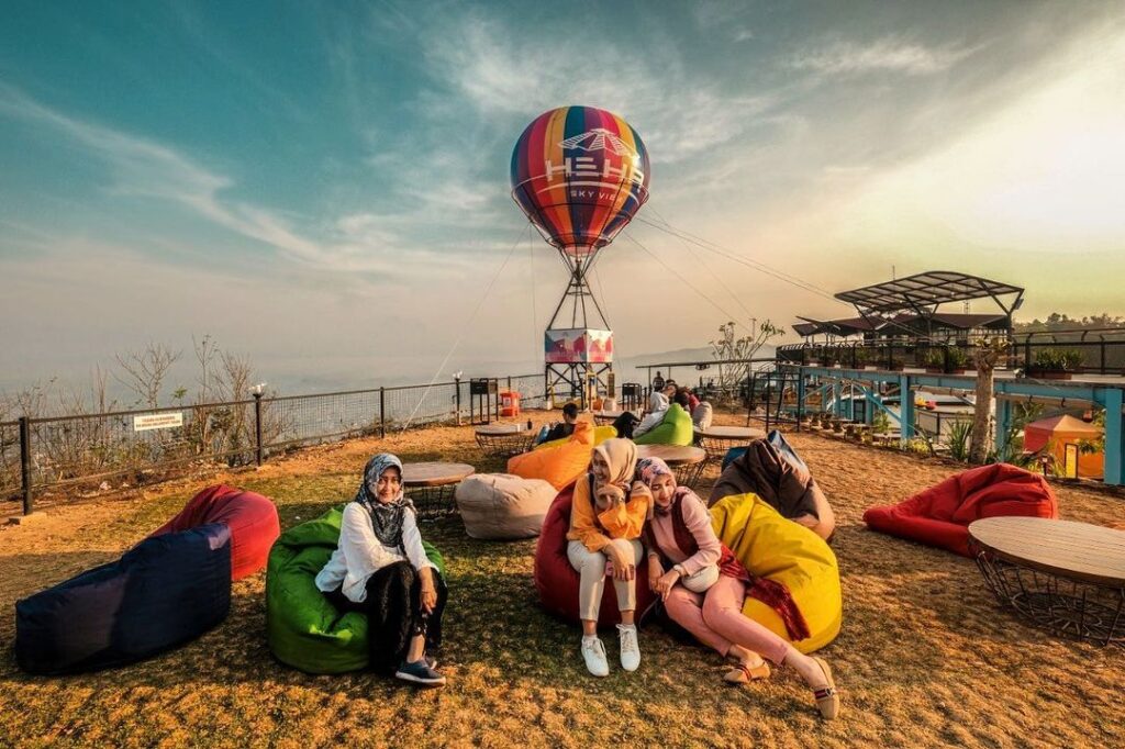 Liburan di HeHa Sky View, Jangan Takut Ketinggalan Salat