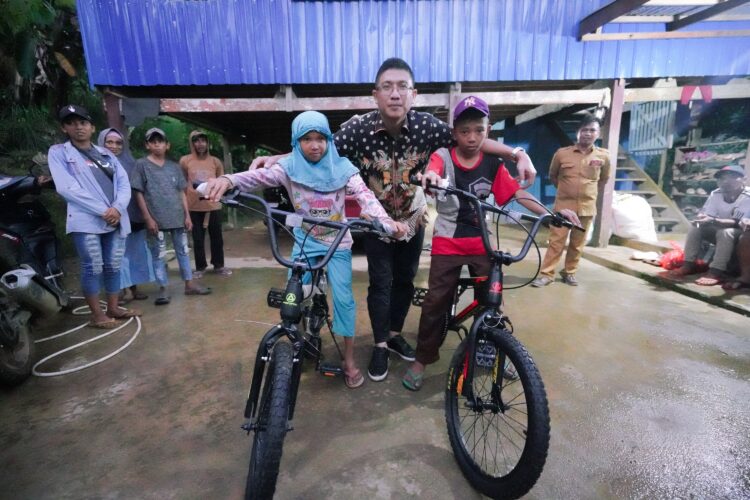 Gubernur Sulsel Kirim Sepeda dan Tim Tinjau Kondisi Jalan Anak Sekolah yang Viral Bawa Parang