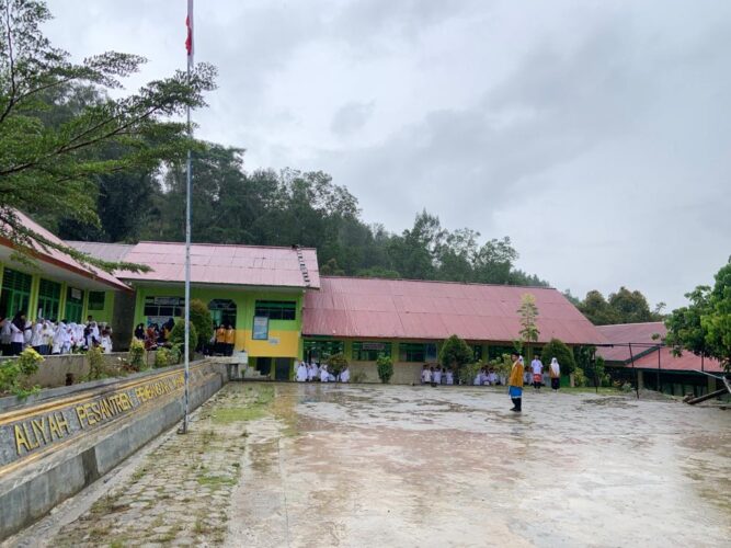 Diguyur Hujan, PPM Toraja Tetap Hikmat Ikuti Upacara Hari Santri