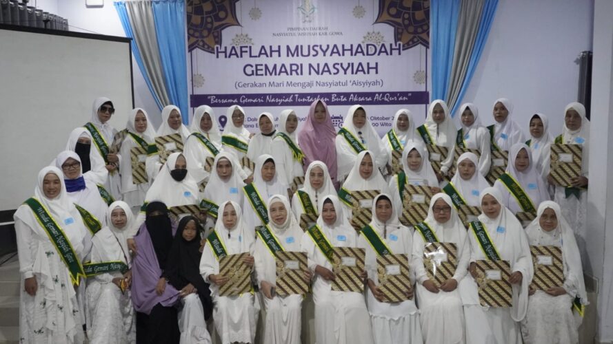 Nasyiah Gowa Wisuda Emak-Emak Binaannya dalam Gemari